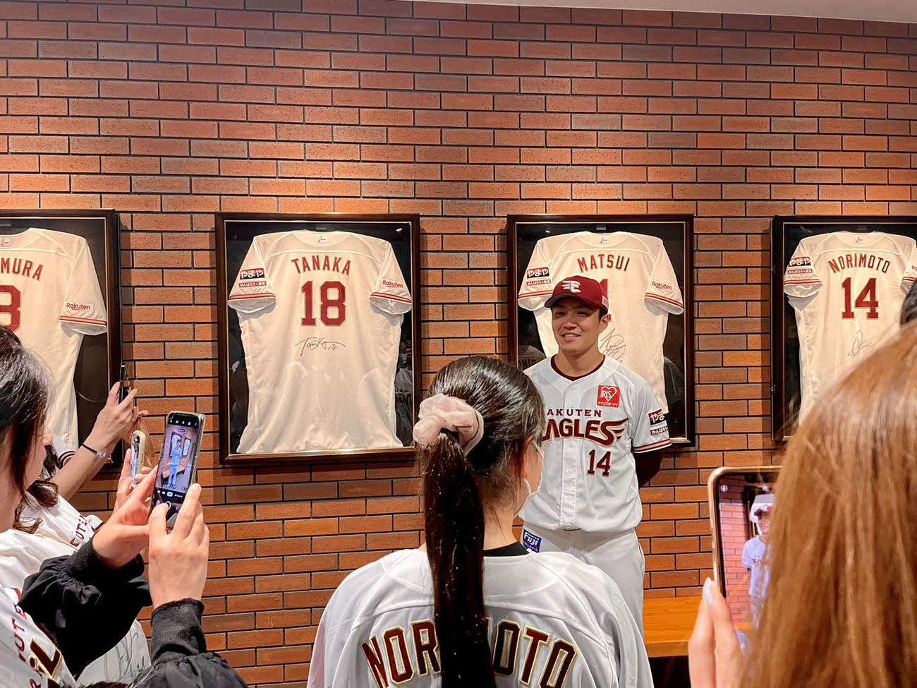 試合に招待した子どもたちとその家族とふれあう楽天則本（楽天野球団提供）