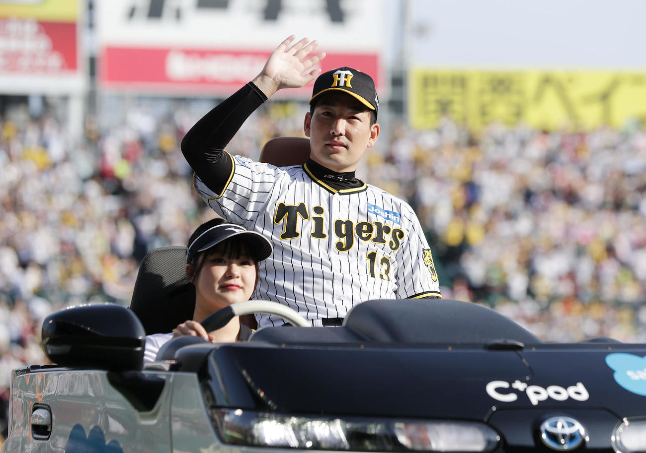 阪神対広島　スタンドのファンに手を振る阪神岩崎（撮影・前田充）