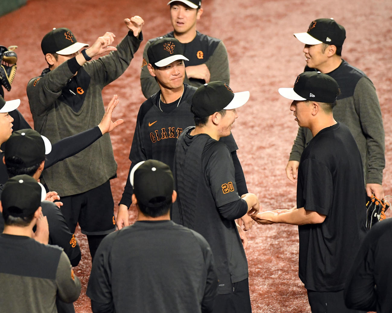 巨人対中日　練習中、笑顔を見せる巨人鈴木康（撮影・たえ見朱実）
