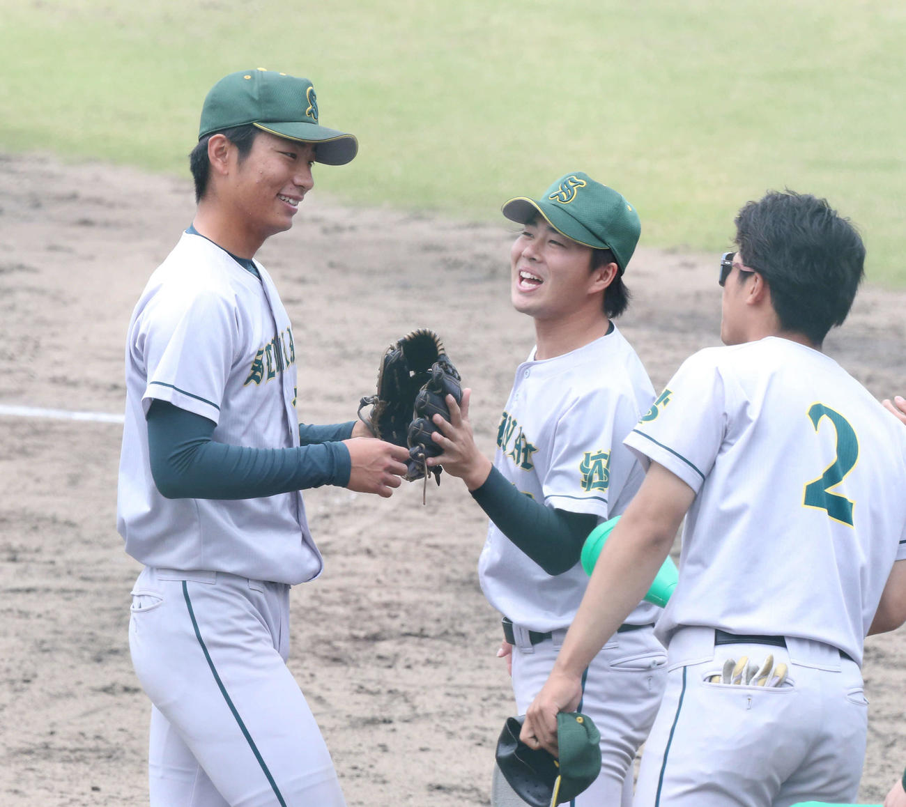 1回を投げ終え笑顔でベンチへ引き揚げる西南大・茶屋野(左)（撮影・冨田成美）