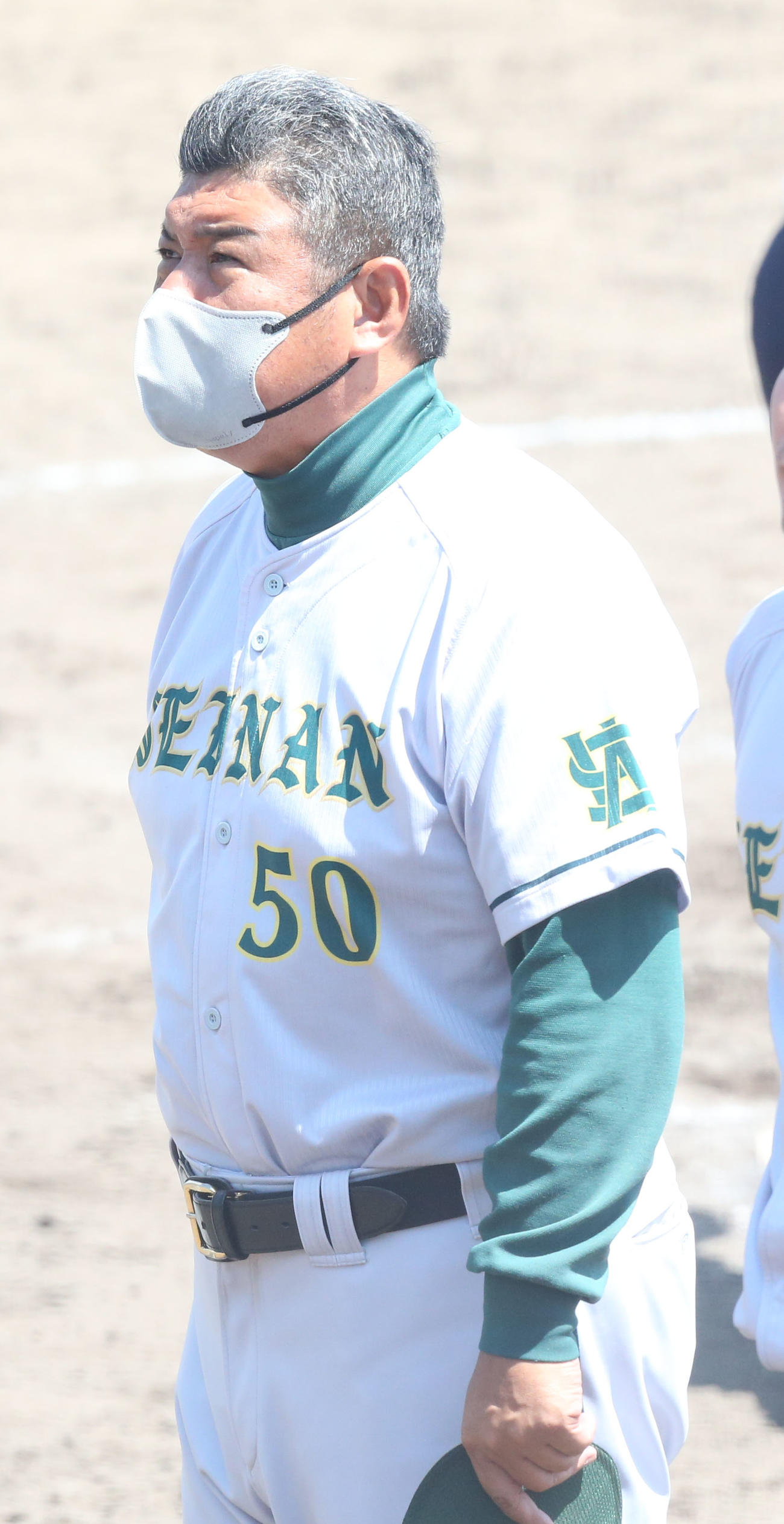 九州大に勝利しスタンドに挨拶をする東監督（撮影・冨田成美）