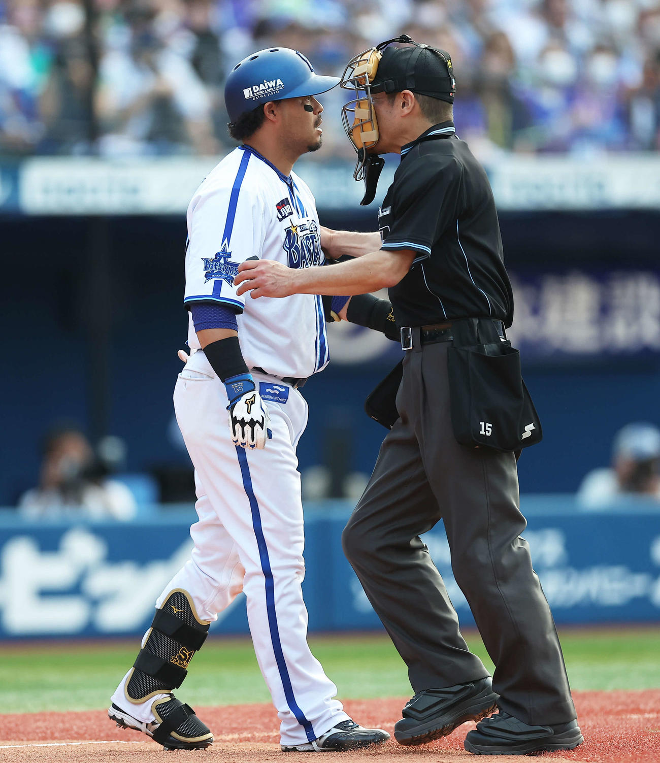 DeNA対ヤクルト　7回裏DeNA1死二、三塁、死球を受け、球審になだめられながらも、小沢に近づく宮崎（撮影・河田真司）