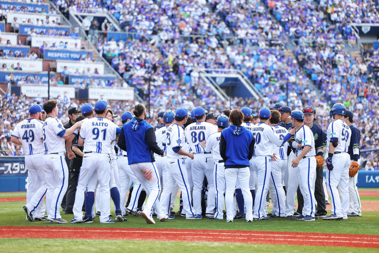 DeNA対ヤクルト　7回裏DeNA1死二、三塁、宮崎の死球でもみ合いとなり、一時試合中断となる（撮影・河田真司）