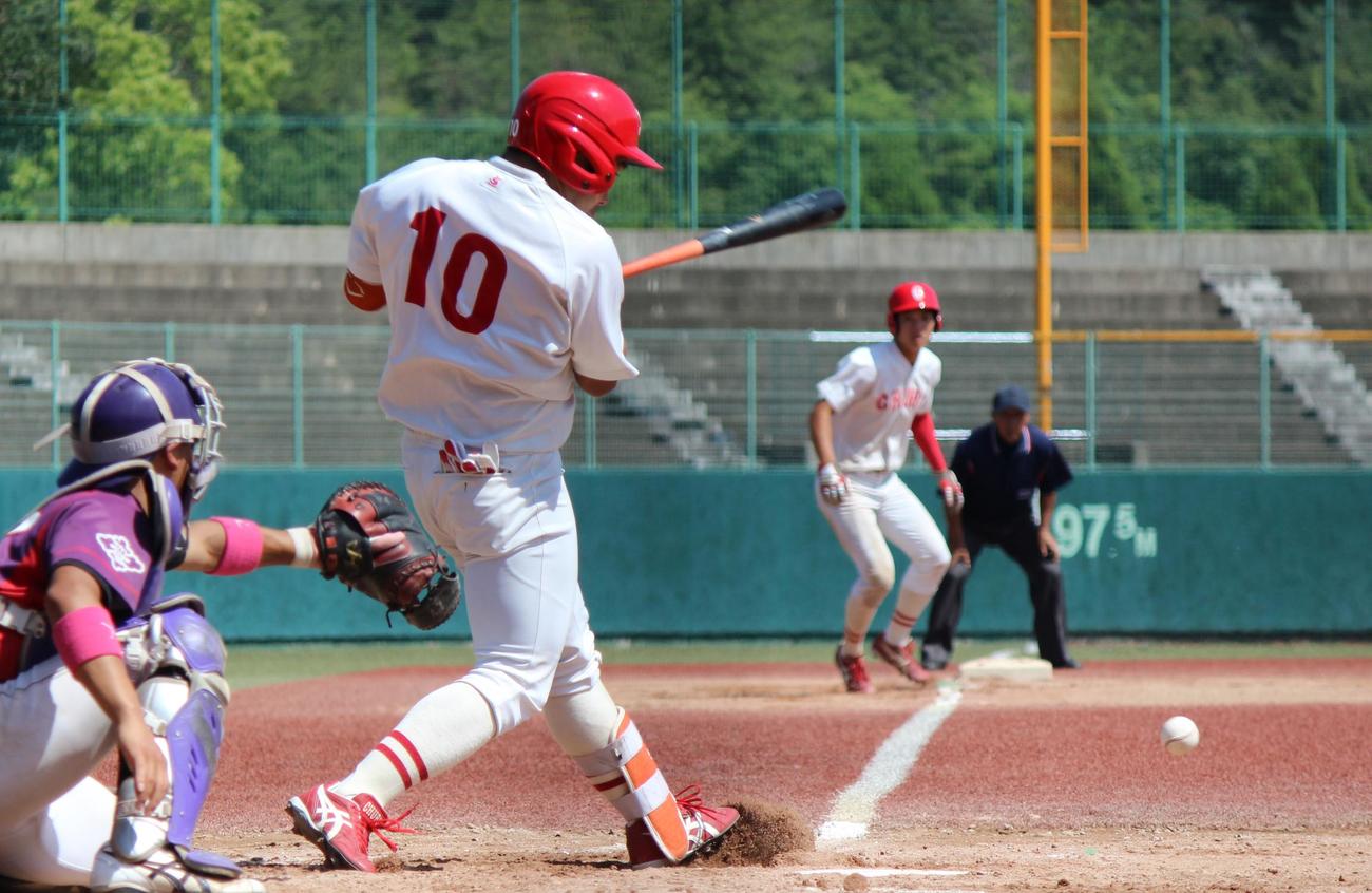 皇学館大対中部学院大　7回、決勝の左前打を放つ中部学院大・宮坂（撮影・柏原誠）