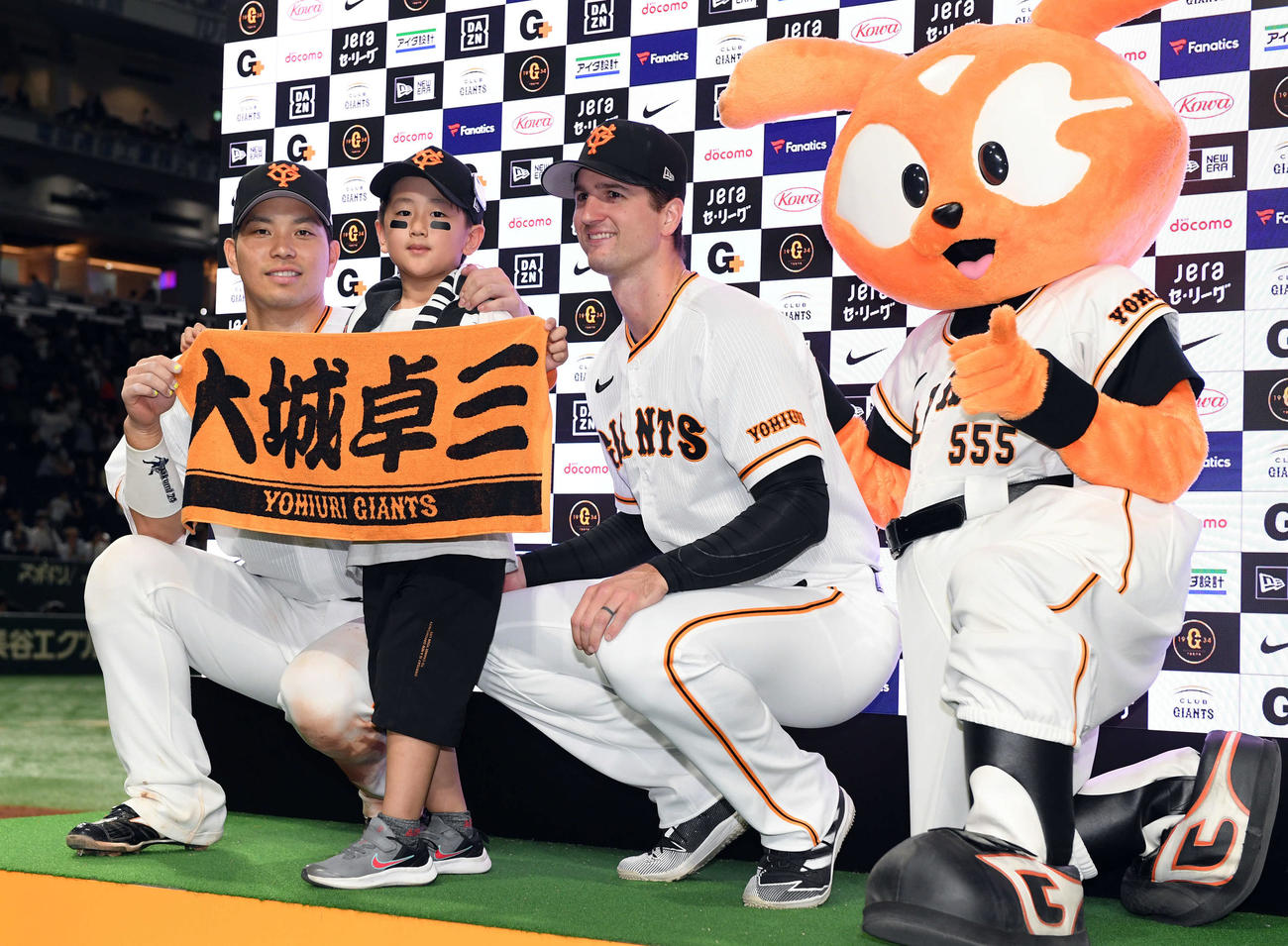 巨人対中日　お立ち台で子どもと記念撮影に収まる巨人大城卓（左）とグリフィン（撮影・たえ見朱実）