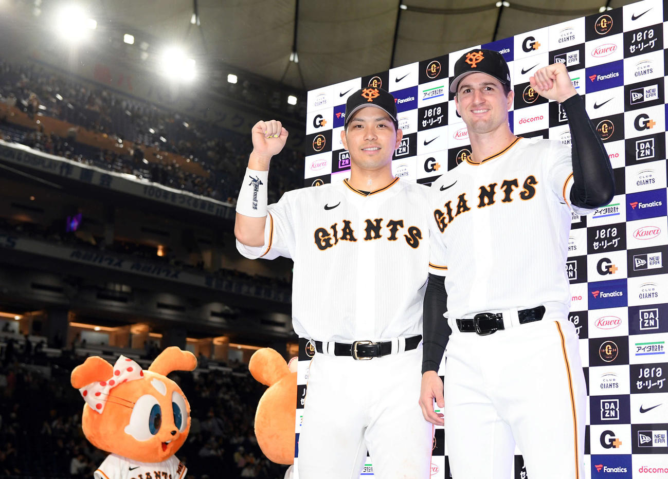 巨人対中日　お立ち台で笑顔を見せる巨人大城卓（左）とグリフィン（撮影・たえ見朱実）