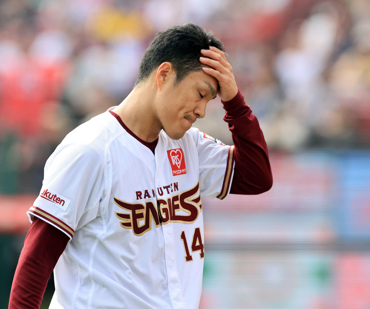 楽天対ロッテ　6回表ロッテ2死満塁、角中に2点適時打を許して降板となった則本は悔しそうに頭をかき上げ引き揚げる（撮影・浅見桂子）