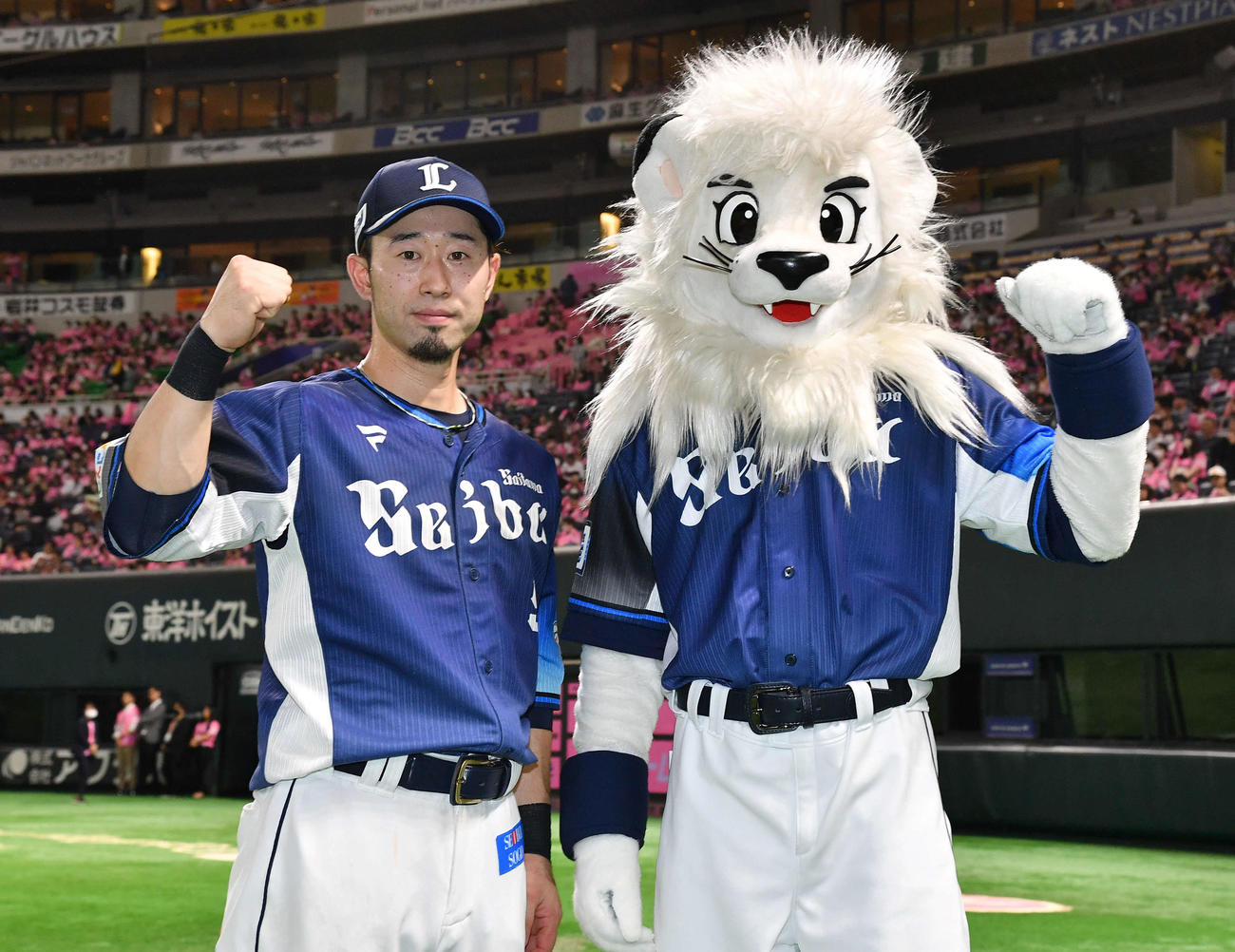 ソフトバンク対西武　ソフトバンクに勝利し、球団マスコットのレオとガッツポーズする外崎（撮影・岩下翔太）