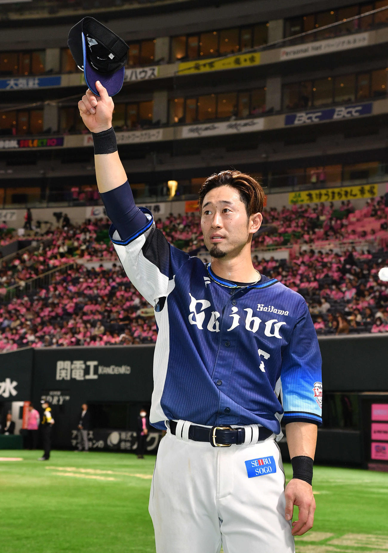 ソフトバンク対西武　ソフトバンクに勝利し、左翼スタンドの西武ファンに手を振る外崎（撮影・岩下翔太）