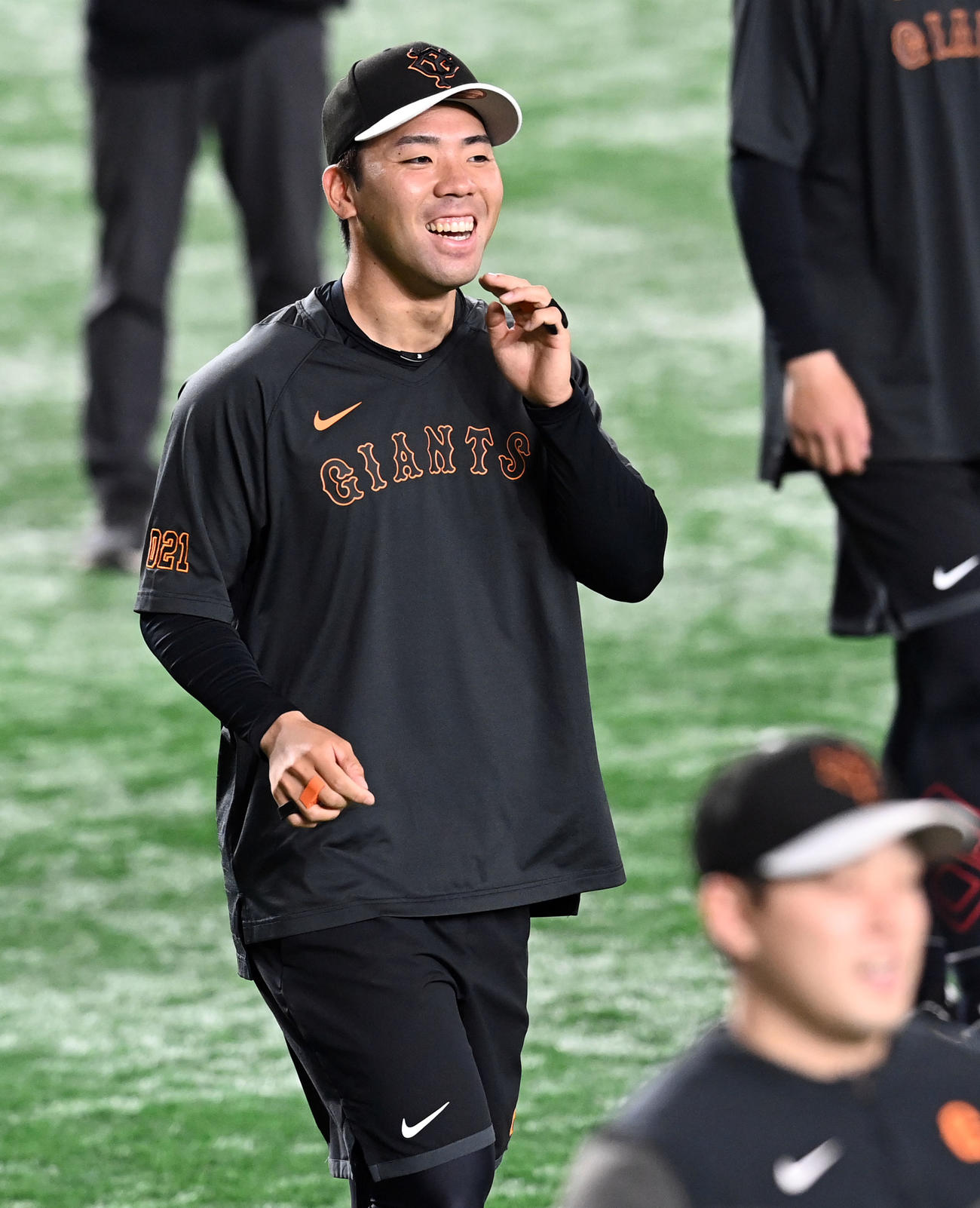 巨人対中日　練習中、笑顔を見せる巨人松井颯（撮影・たえ見朱実）