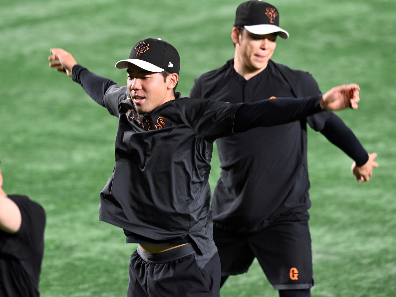 巨人対中日　ウオームアップする巨人松井颯（撮影・たえ見朱実）