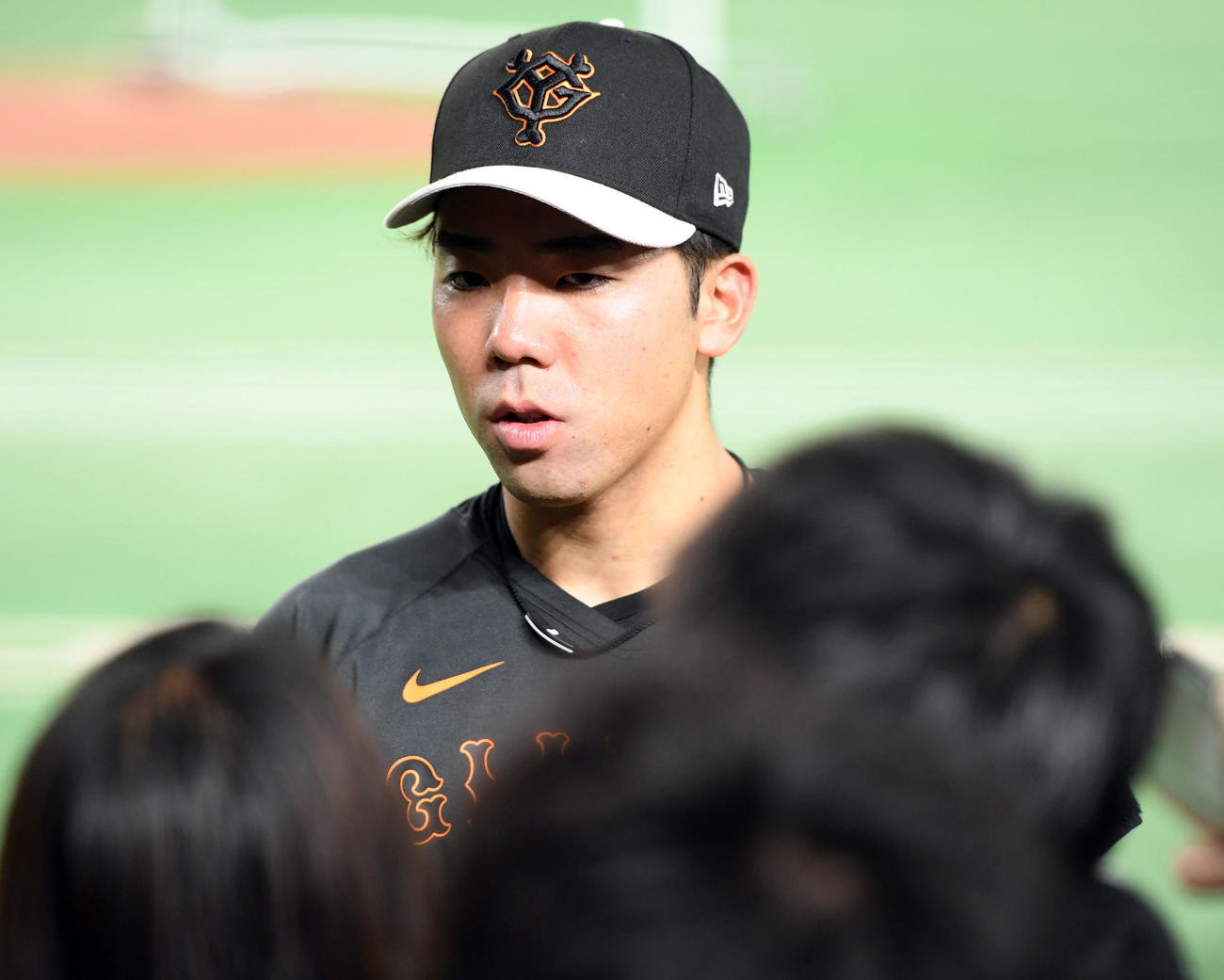巨人対中日　練習終了後、報道陣に囲まれる巨人松井颯（撮影・たえ見朱実）