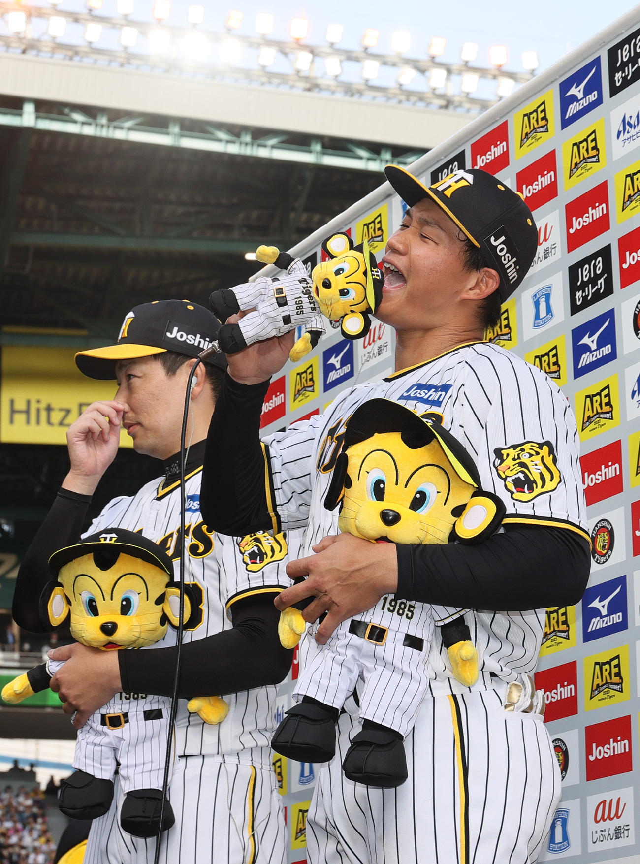 阪神対広島　ヒーローインタビューで絶叫する阪神森下（右）（撮影・上山淳一）