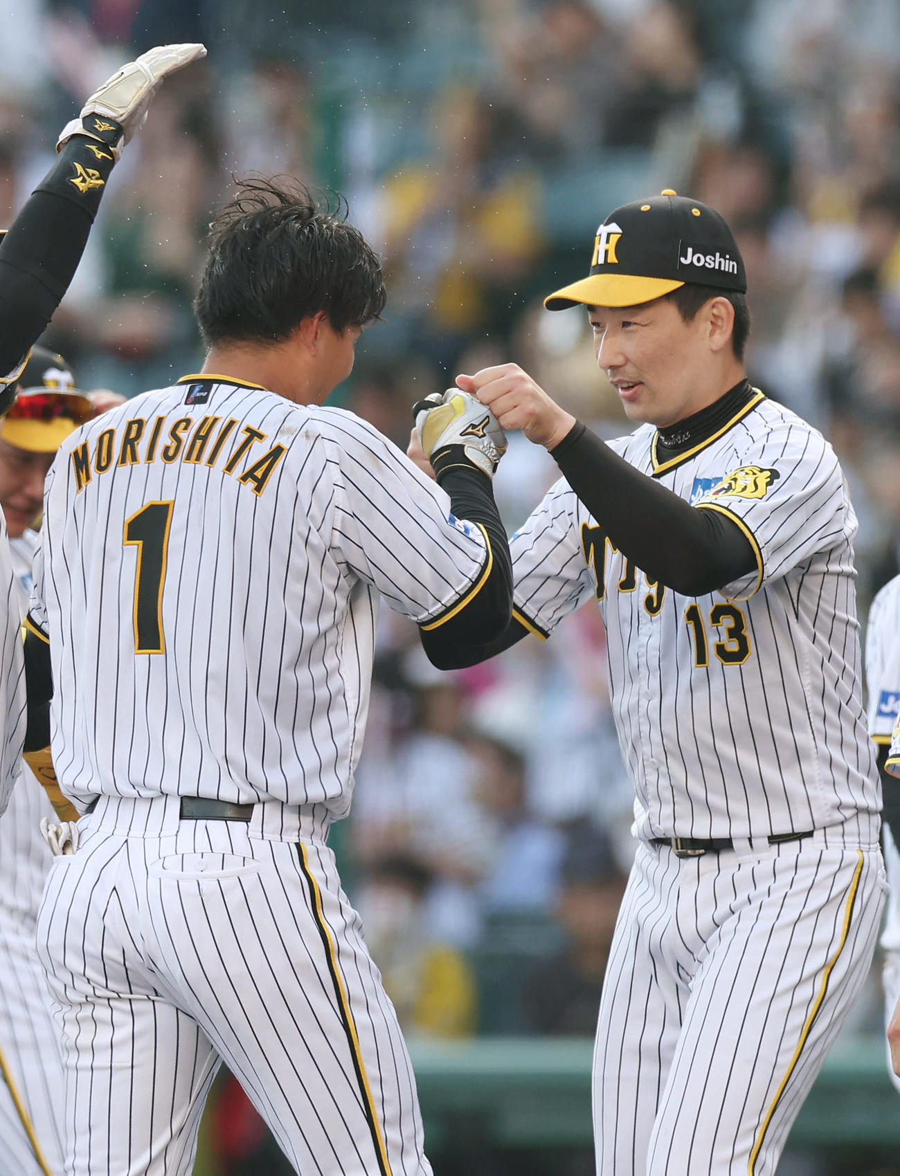 阪神対広島　広島にサヨナラ勝ちし、サヨナラ打を放った阪神森下（左）とグータッチを交わす岩崎（撮影・前田充）