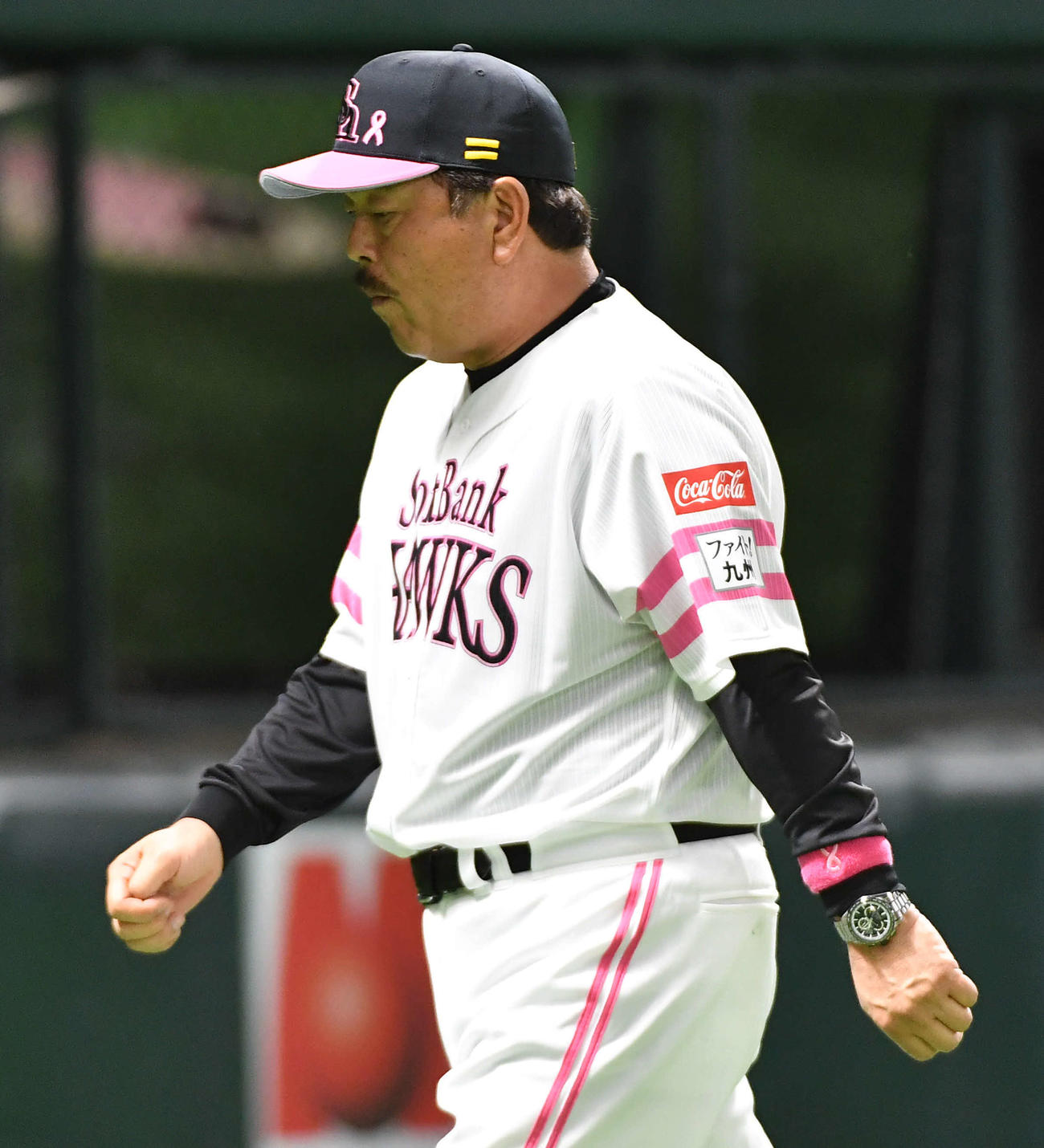 ソフトバンク対西武　8回表西武1死一塁、投手の交代を告げてベンチへ戻る藤本監督（撮影・岩下翔太）