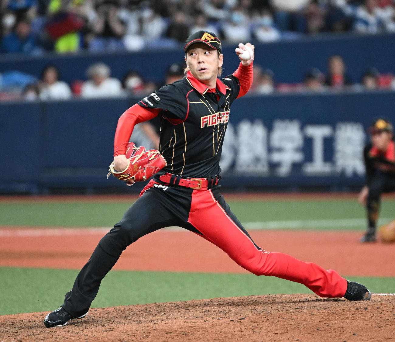 オリックス対日ハム　日ハム5番手で登板しプロ野球新記録の824試合中継ぎ登板を果たした日本ハム宮西（撮影・石井愛子）