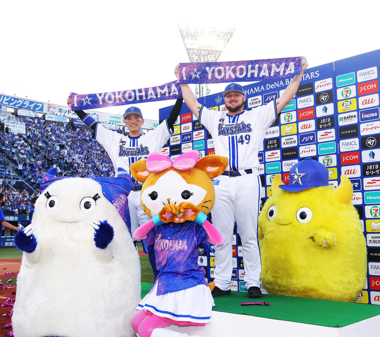 DeNA対ヤクルト　ヤクルトに勝利し、お立ち台で「I☆YOKOHAMA」を掲げる関根（左）とウェンデルケン（撮影・河田真司）