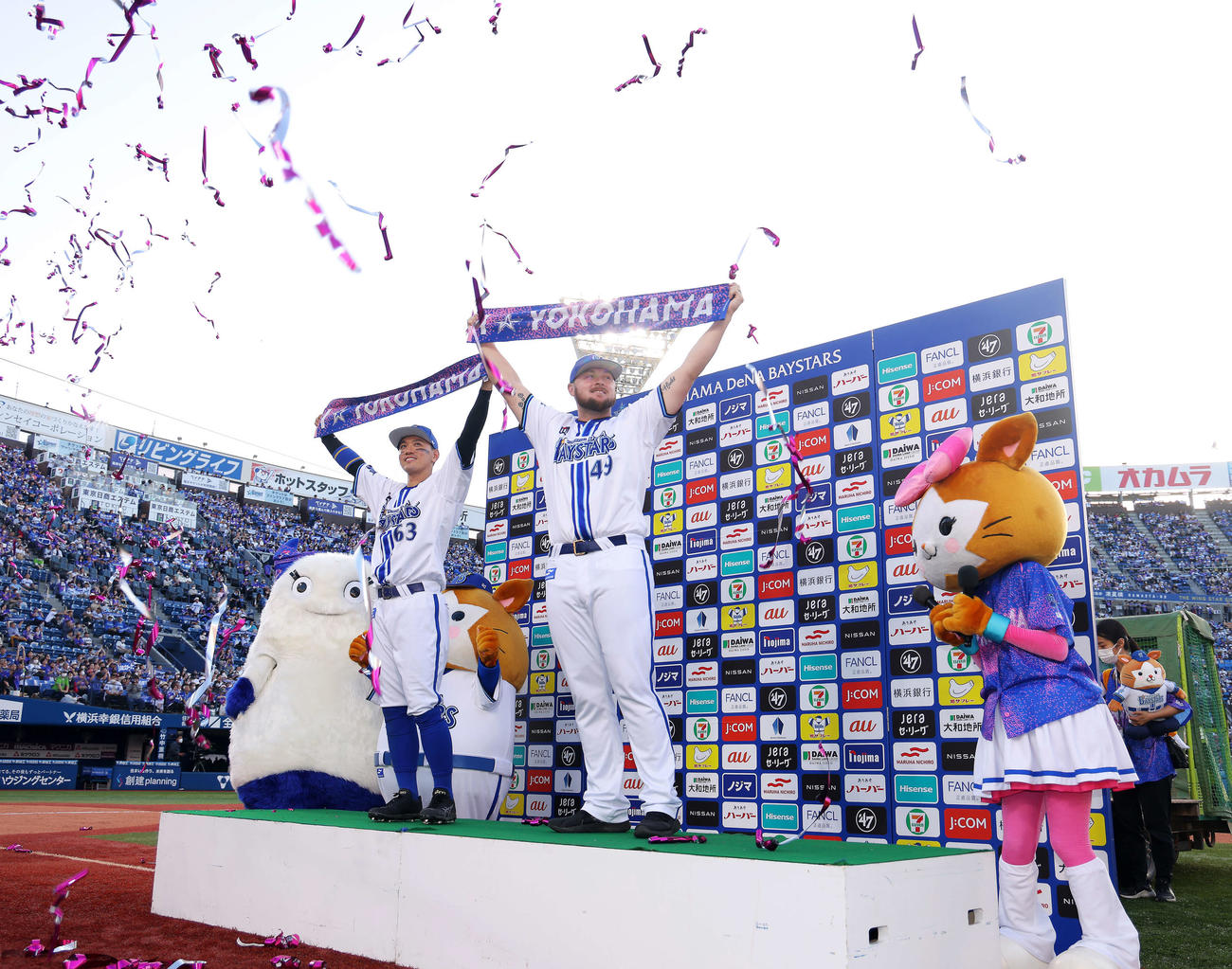 DeNA対ヤクルト　ヤクルトに勝利し、お立ち台で「I☆YOKOHAMA」を掲げる関根（左）とウェンデルケン（撮影・河田真司）