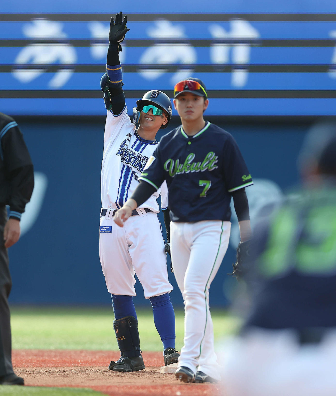 DeNA対ヤクルト　7回裏DeNA1死満塁、右翼線に2点適時二塁打で出塁する関根（撮影・河田真司）
