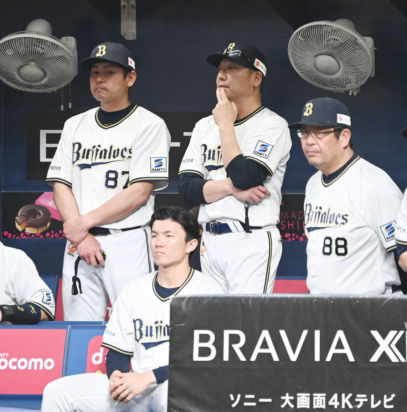 オリックス対日本ハム　ベンチで思案顔のオリックス中嶋監督（撮影・和賀正仁）