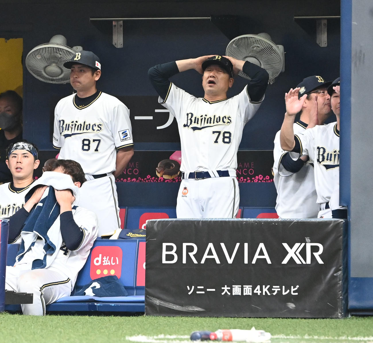 オリックス対日本ハム　9回裏オリックス2死、西野への投球がストライクとなり頭を抱えるオリックス中嶋監督（撮影・和賀正仁）