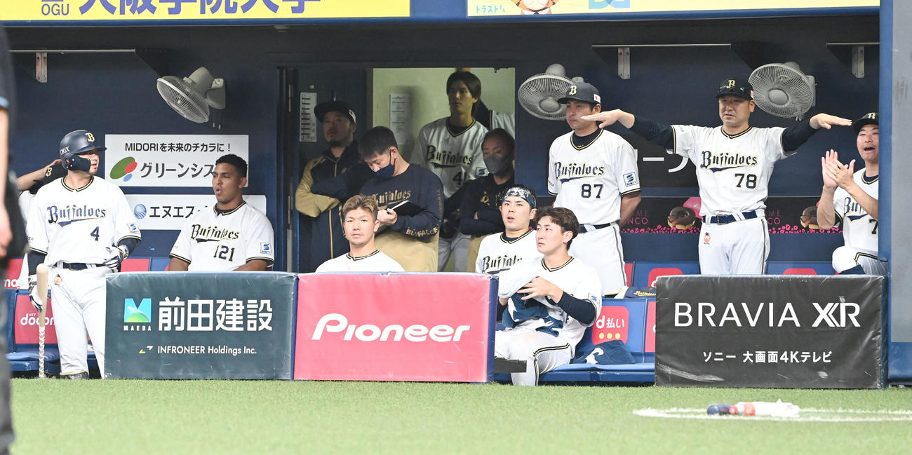オリックス対日本ハム　9回裏オリックス2死、西野への投球がストライクとなり頭を抱えるオリックス中嶋監督（撮影・和賀正仁）