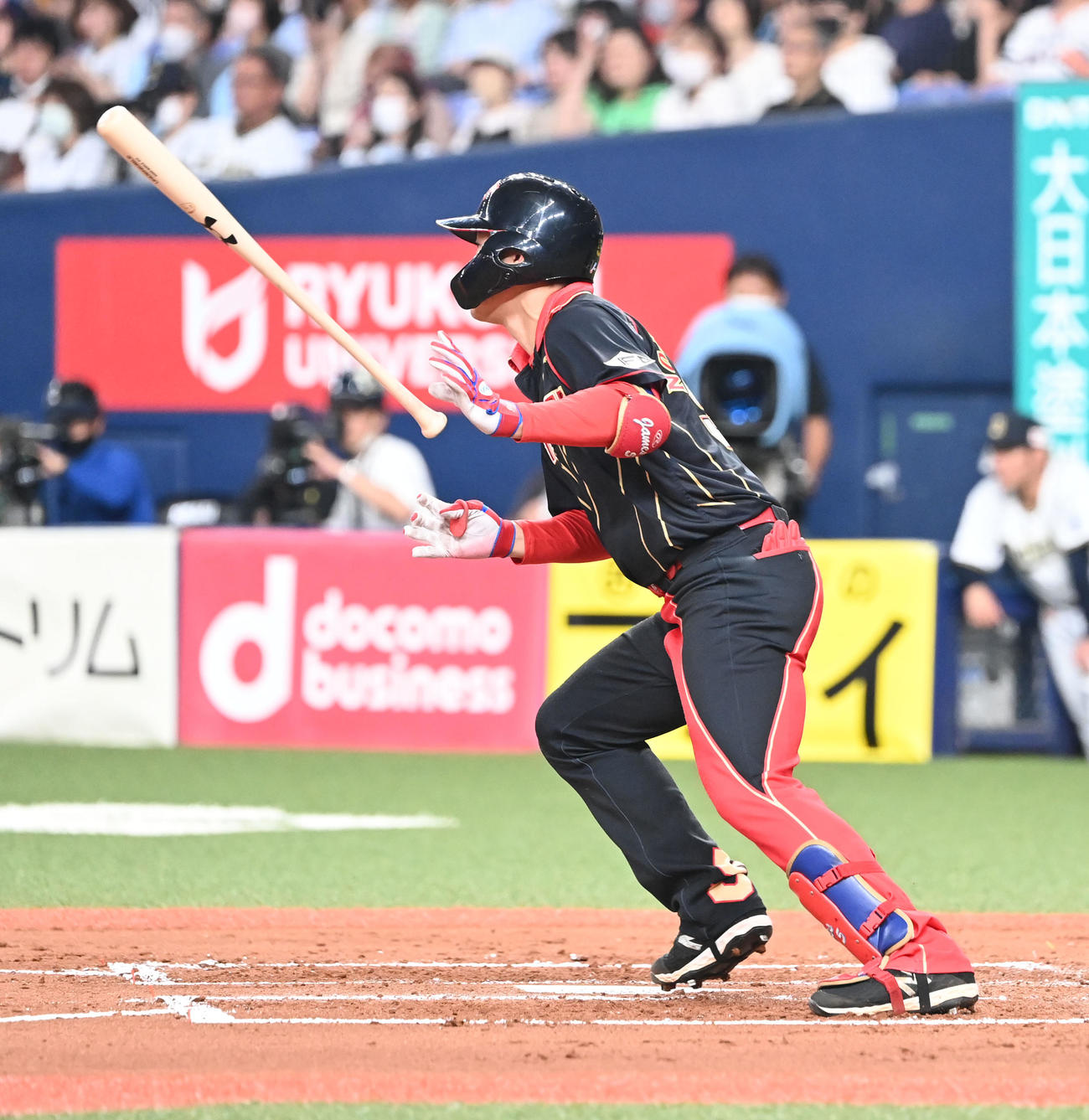 オリックス対日本ハム　2回表日本ハム1死一、二塁、右中間に適時二塁打を放つ野村（撮影・和賀正仁）