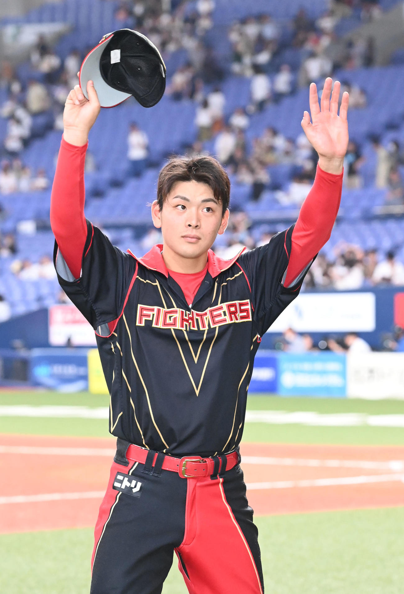 オリックス対日本ハム　日本ハムの勝利に貢献しファンに手を振る野村（撮影・和賀正仁）