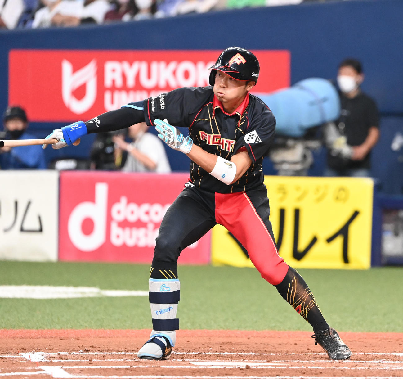 オリックス対日本ハム　6回表日本ハム2死三塁、右前適時打を放つ中島（撮影・和賀正仁）