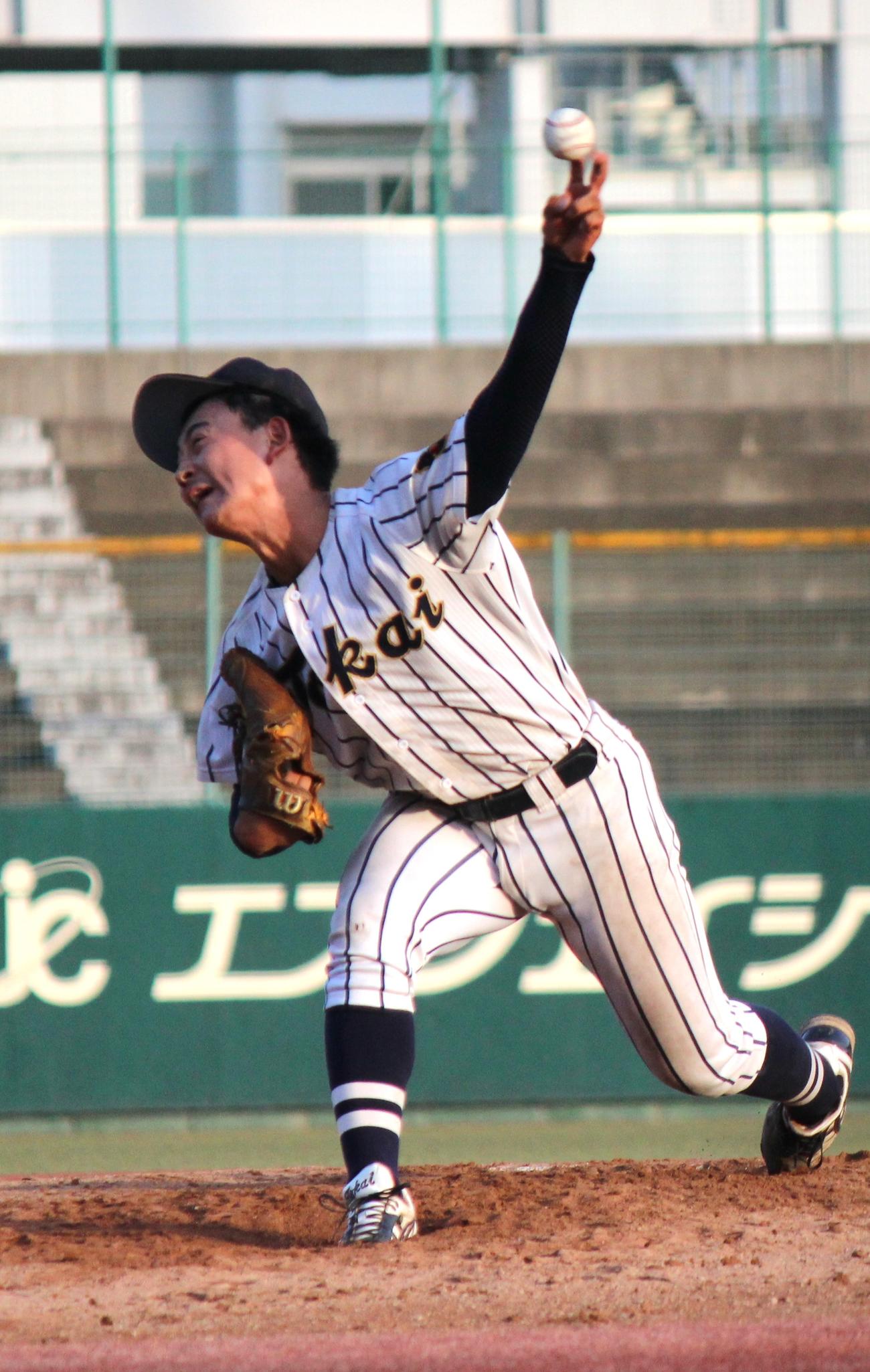 東海大静岡対皇学館大　2番手で力投する東海大静岡・宮原（撮影・柏原誠）
