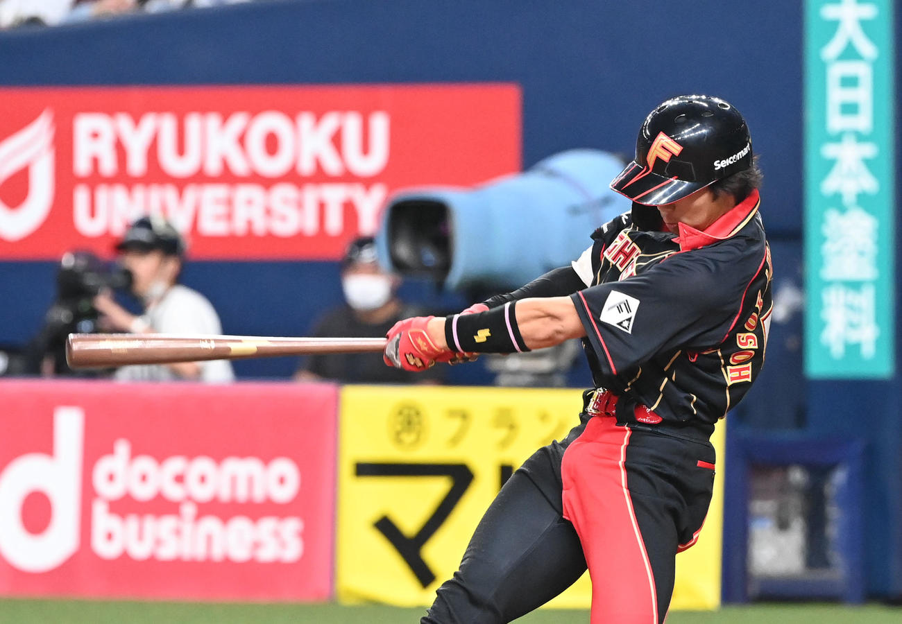 オリックス対日本ハム　6回表日本ハム1死一塁、右中間に適時三塁打を放つ細川（撮影・和賀正仁）