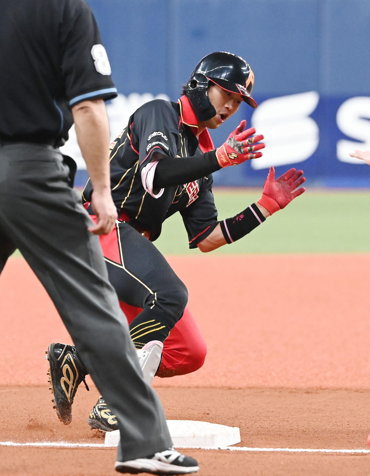 オリックス対日本ハム　6回表日本ハム1死一塁、右中間に適時三塁打を放った細川は塁上で手を叩く（撮影・和賀正仁）