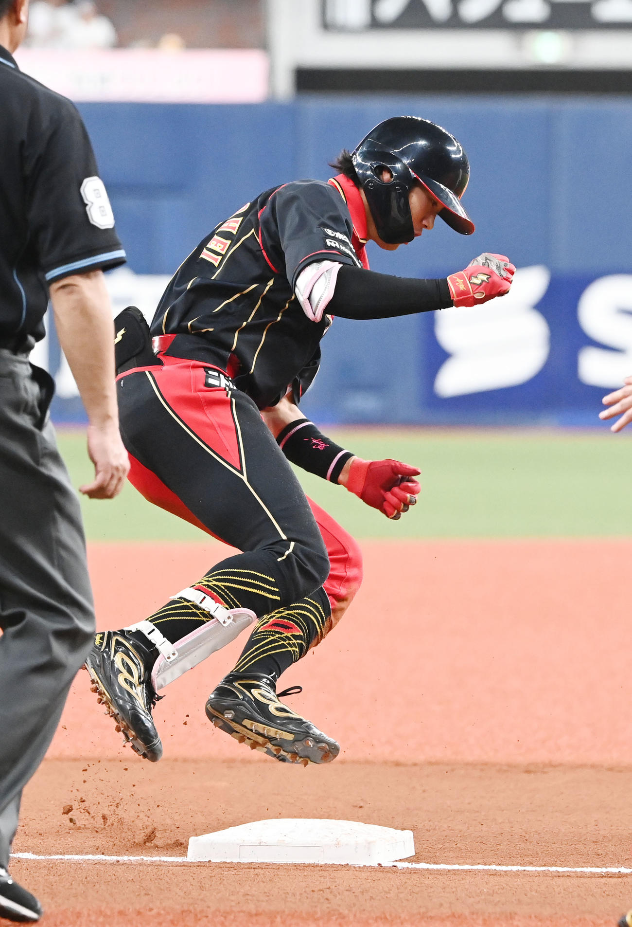 オリックス対日本ハム　6回表日本ハム1死一塁、右中間に適時三塁打を放った細川は塁上でガッツポーズ（撮影・和賀正仁）