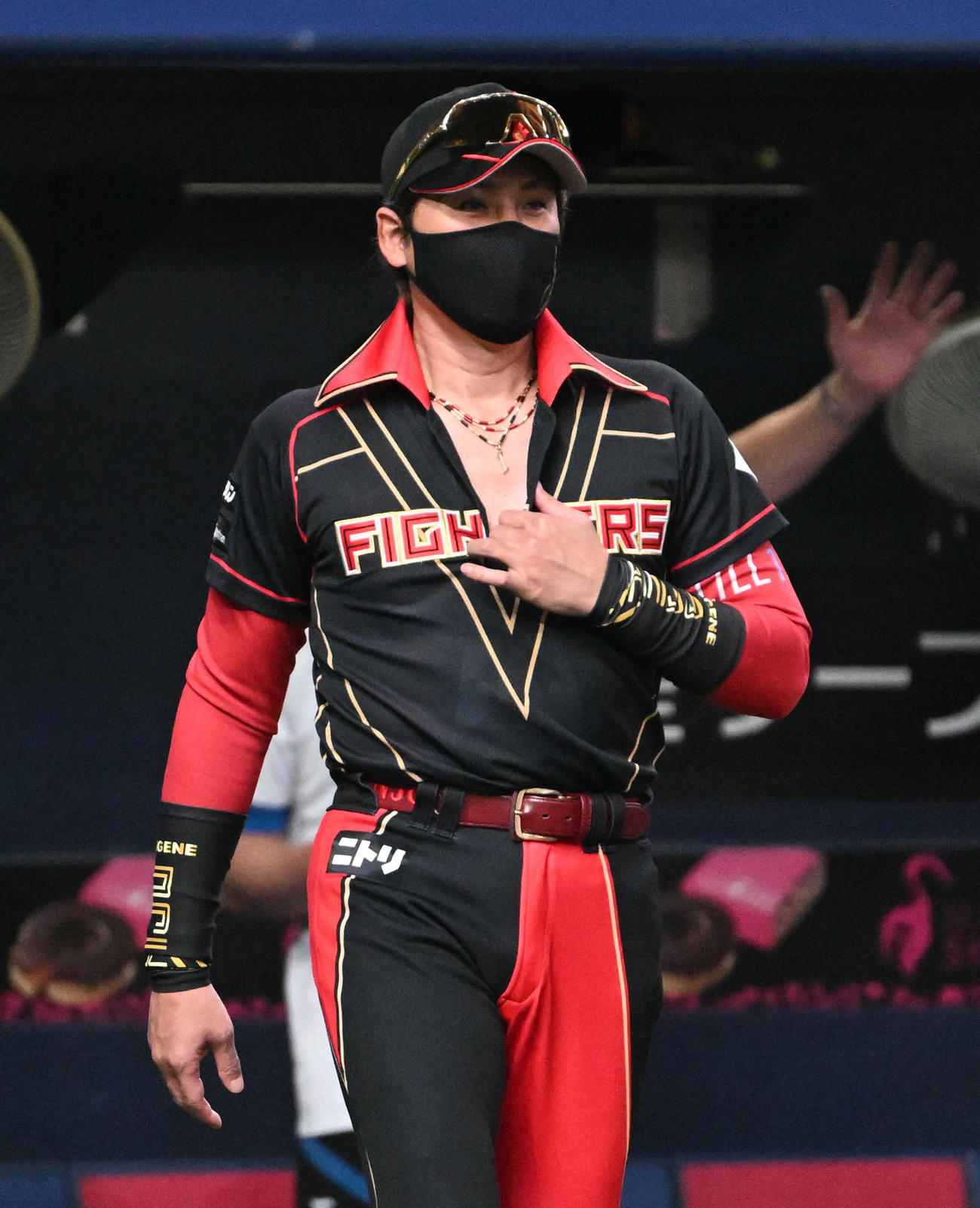 オリックス対日ハム　選手交代を伝える新庄監督（撮影・石井愛子）