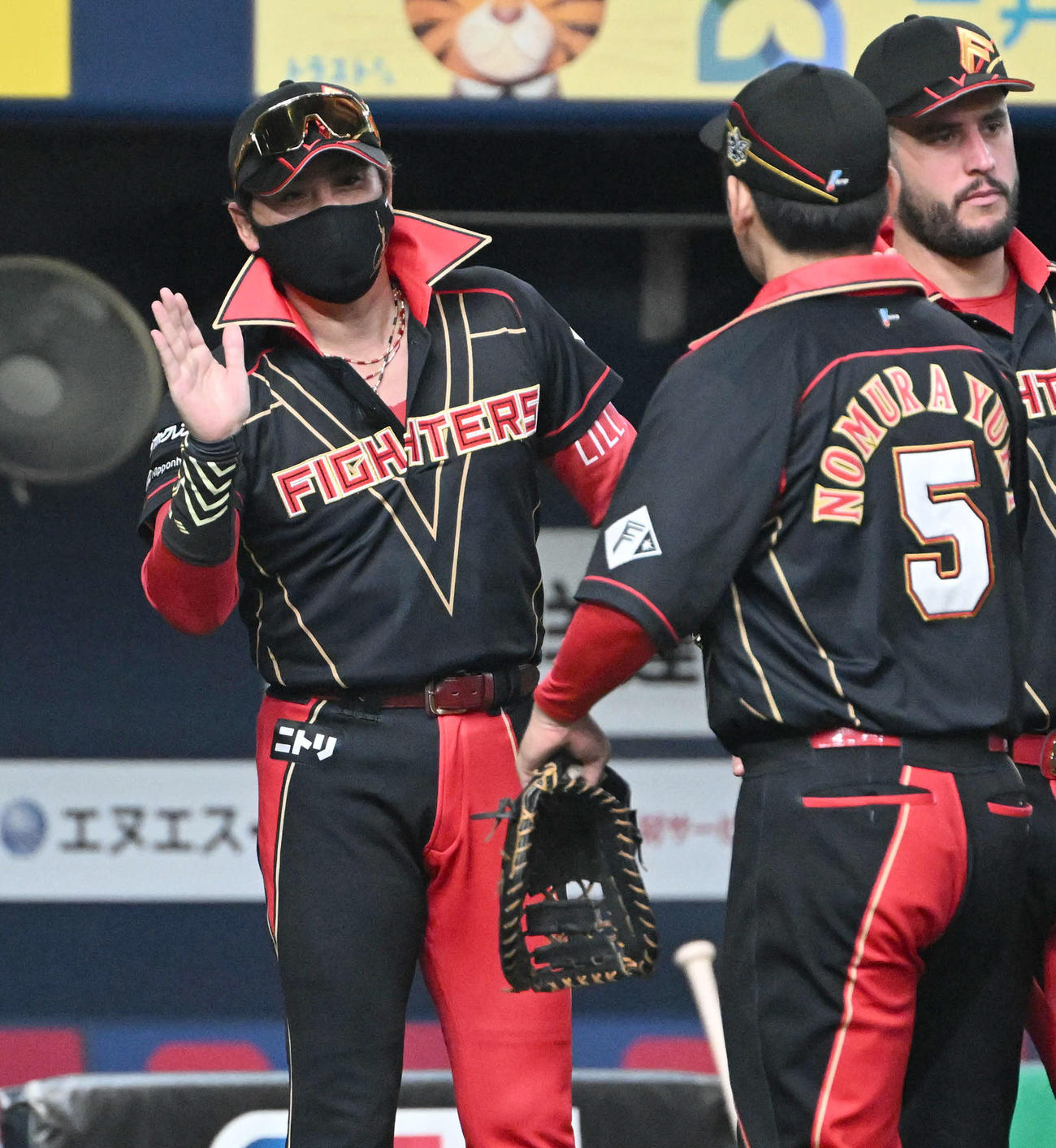 オリックス対日ハム　オリックスに勝利し野村（右）とハイタッチをする新庄監督（撮影・石井愛子）