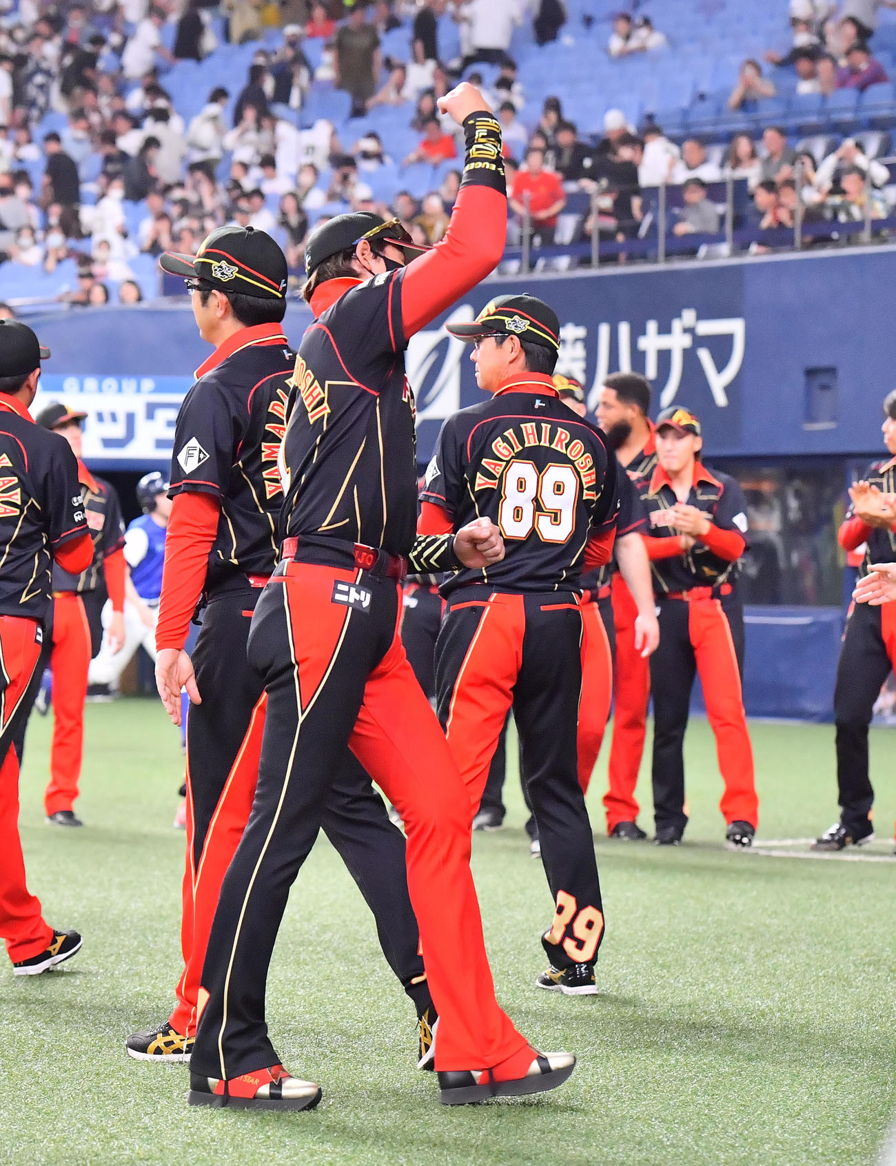 オリックス対日本ハム　オリックスに勝利しガッツポーズする日本ハム新庄監督（撮影・和賀正仁）