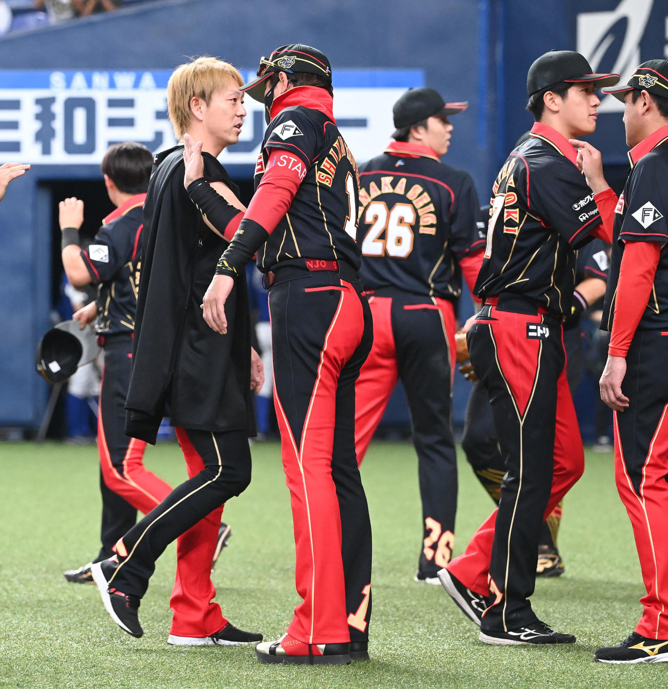 オリックス対日本ハム　オリックスに勝利しタッチを交わす日本ハム新庄監督と宮西（左）（撮影・和賀正仁）