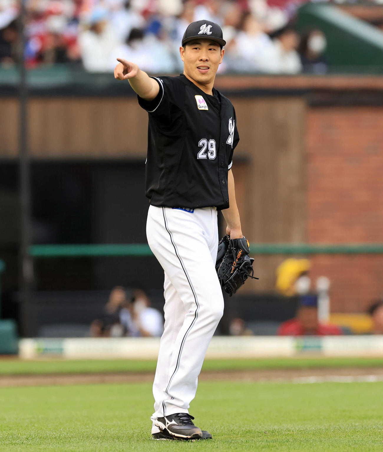 楽天対ロッテ　9回裏楽天2死、渡辺佳を遊撃ゴロに仕留めて完投勝利を決めた西野は笑顔で指さす（撮影・浅見桂子）