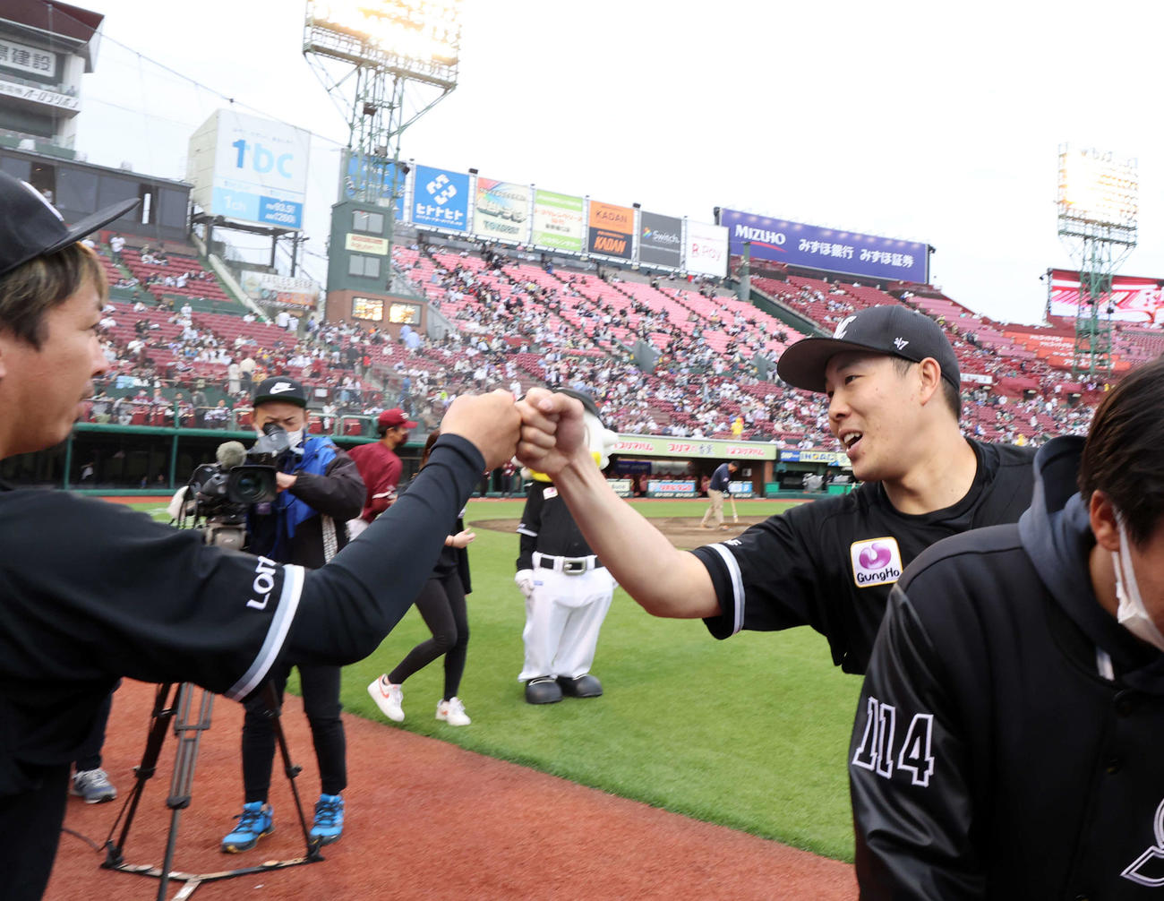 楽天対ロッテ　完投勝利で5勝目を挙げたロッテ西野（右）は、益田と笑顔でグータッチ（撮影・浅見桂子）