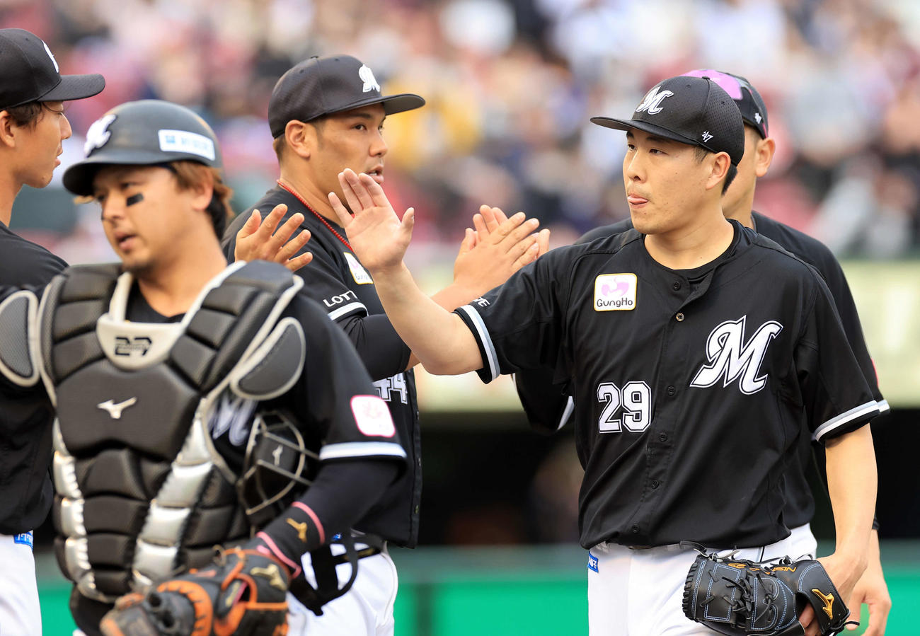 楽天対ロッテ　完投勝利の西野（右）はナインとハイタッチ（撮影・浅見桂子）