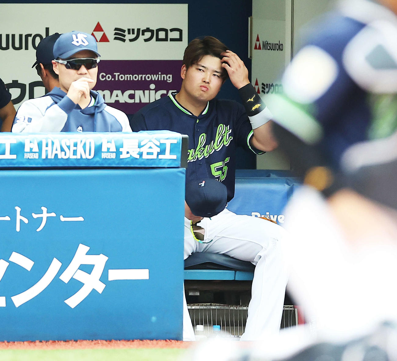 DeNA対ヤクルト　3回表ヤクルト2死一、三塁、空振り三振に倒れ、ベンチで浮かない表情を見せる村上（撮影・河田真司）