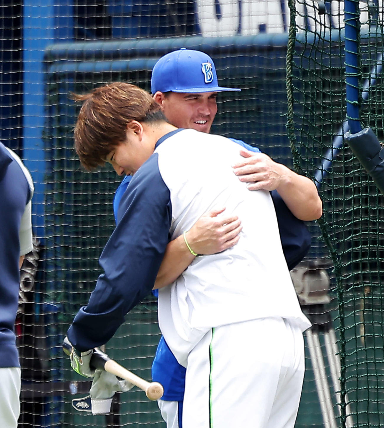 DeNA対ヤクルト　試合前、あいさつを交わすヤクルト村上（手前）とDeNAオースティン（撮影・河田真司）