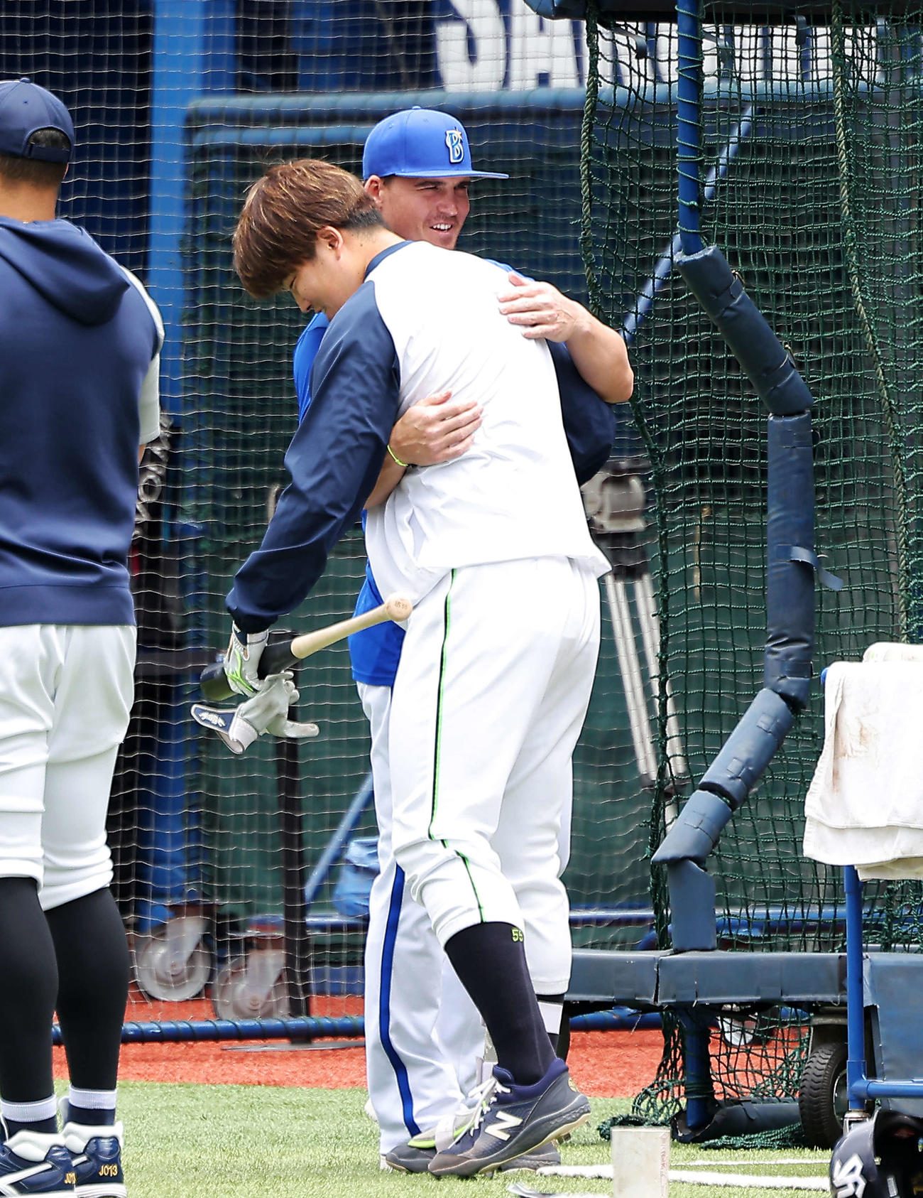 DeNA対ヤクルト　試合前、あいさつを交わすヤクルト村上（手前）とDeNAオースティン（撮影・河田真司）