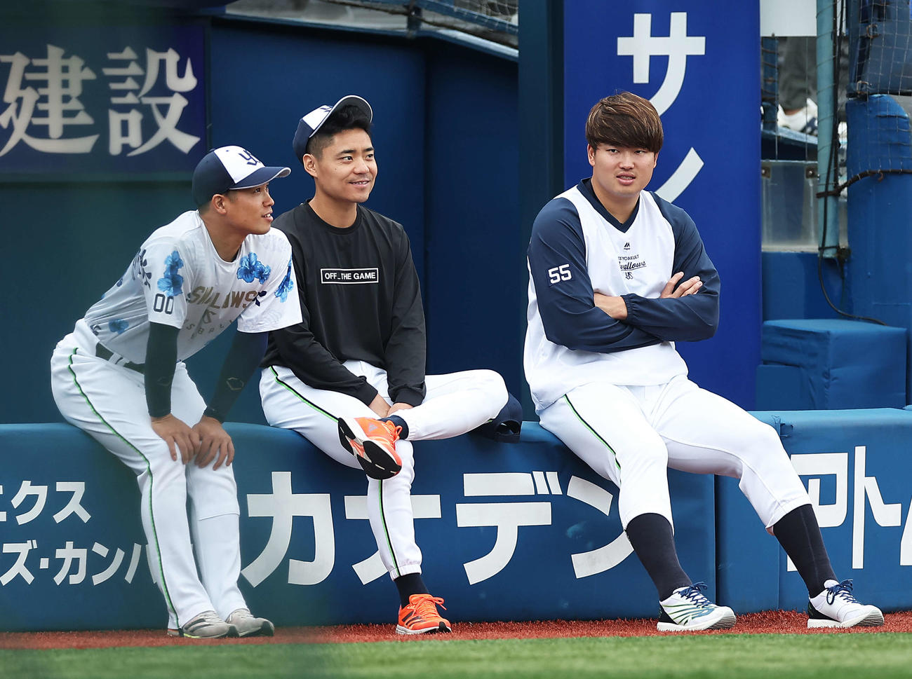 DeNA対ヤクルト　試合前、言葉を交わすヤクルトの、左から奥村、中村、村上（撮影・河田真司）