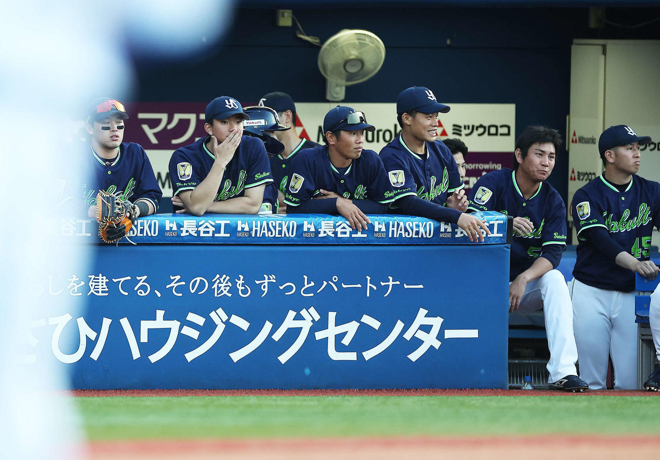 DeNA対ヤクルト　DeNAに敗れ、浮かない表情のヤクルトナイン（撮影・河田真司）