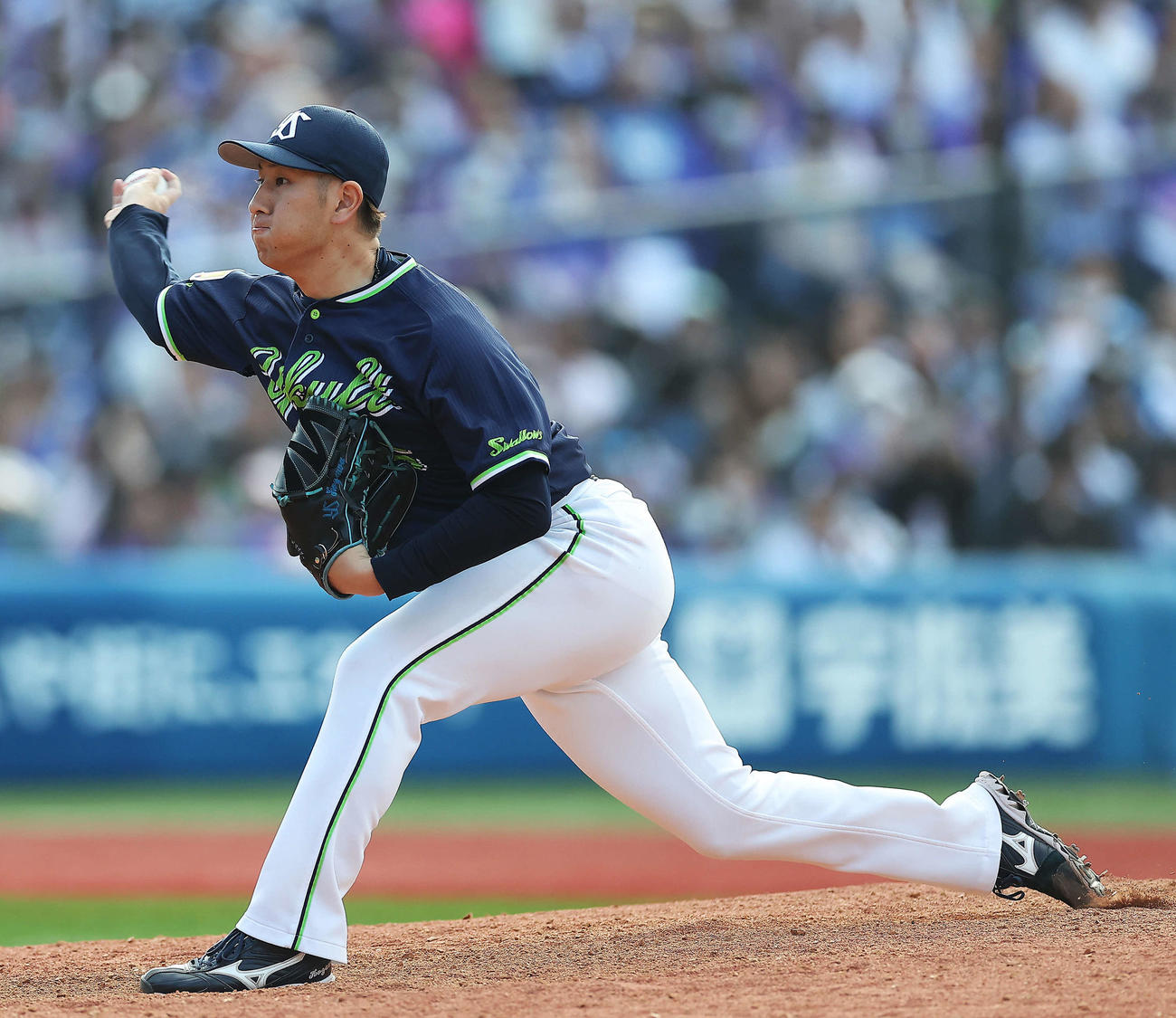 DeNA対ヤクルト　7回裏DeNA1死二、三塁、4番手で登板する小沢（撮影・河田真司）