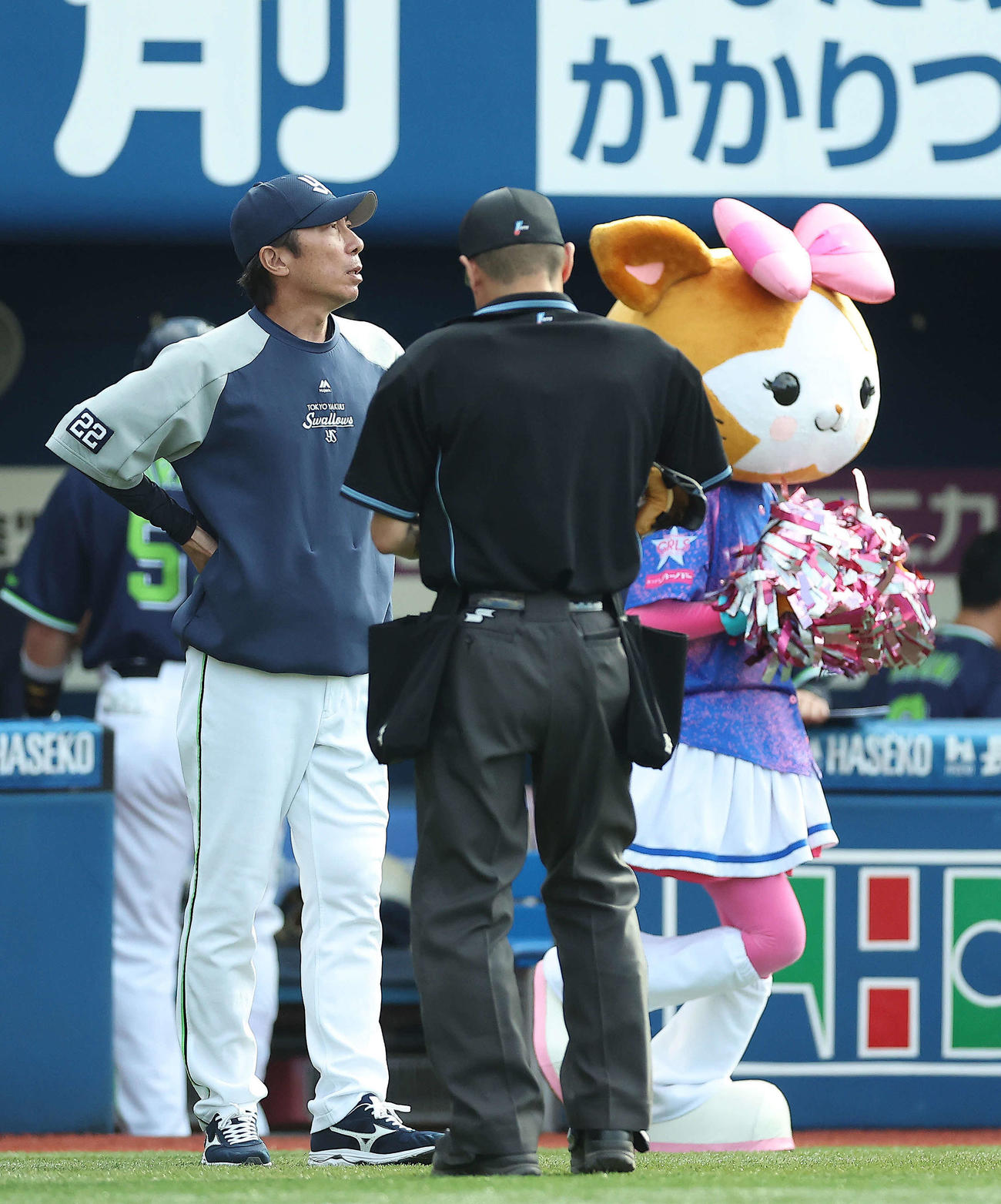 DeNA対ヤクルト　7回表を終え、選手交代を告げる高津監督（左）（撮影・河田真司）