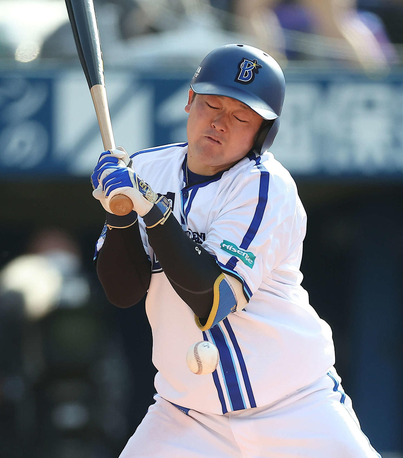 DeNA対ヤクルト　6回裏DeNA無死一塁、死球を受ける牧（撮影・河田真司）