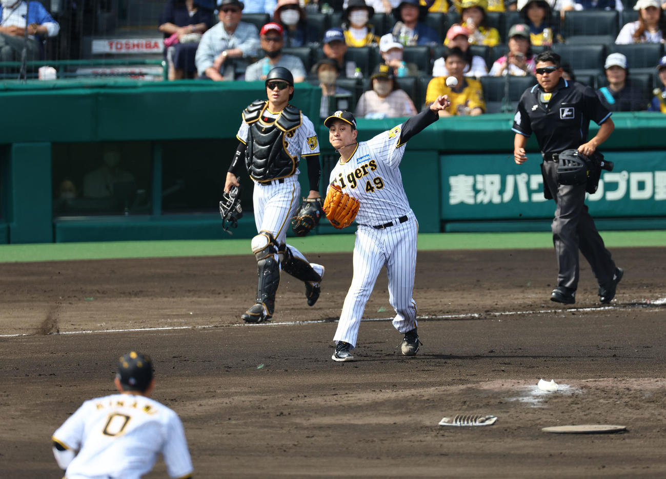 阪神対広島　3回表広島無死一塁、森下の送りバントで二塁へ送球する阪神大竹。封殺する（撮影・藤尾明華）