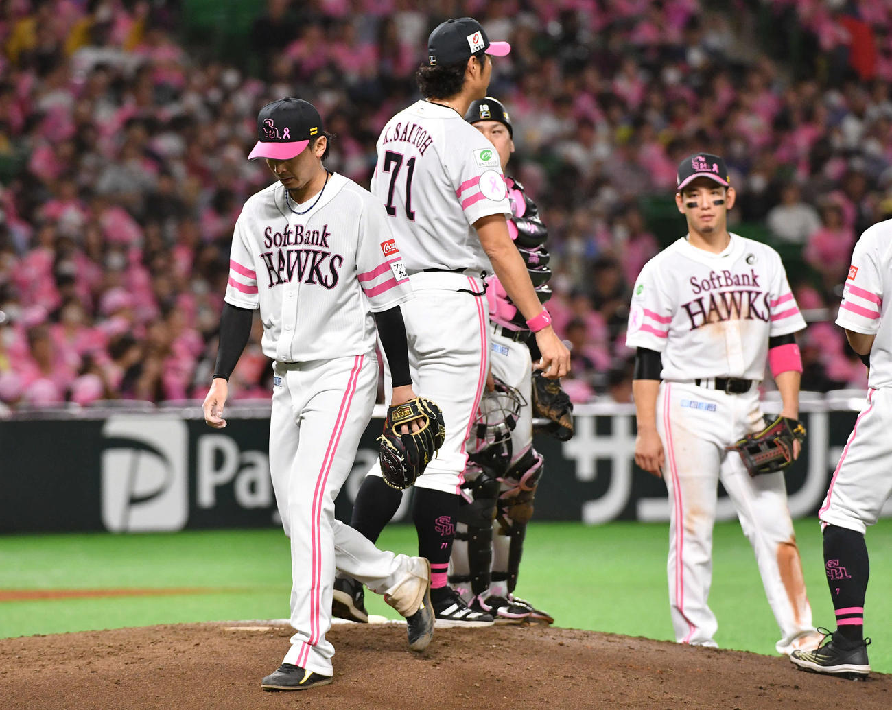 ソフトバンク対西武　8回途中降板となった東浜（左）は肩を落としてベンチへ戻る（撮影・岩下翔太）